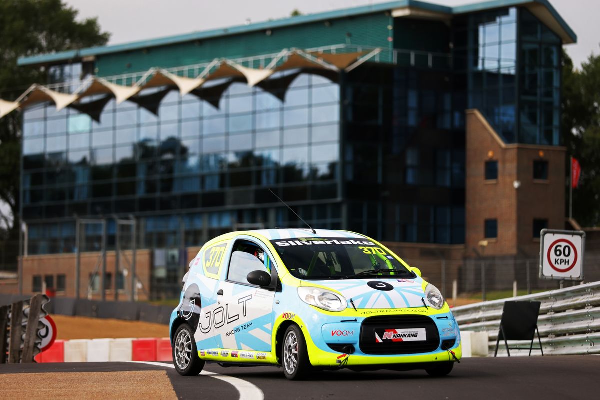 gallery/22/images/50196fba-c999-43d7-9512-66da06135c0d/joltracing-brandshatch-0021.jpg