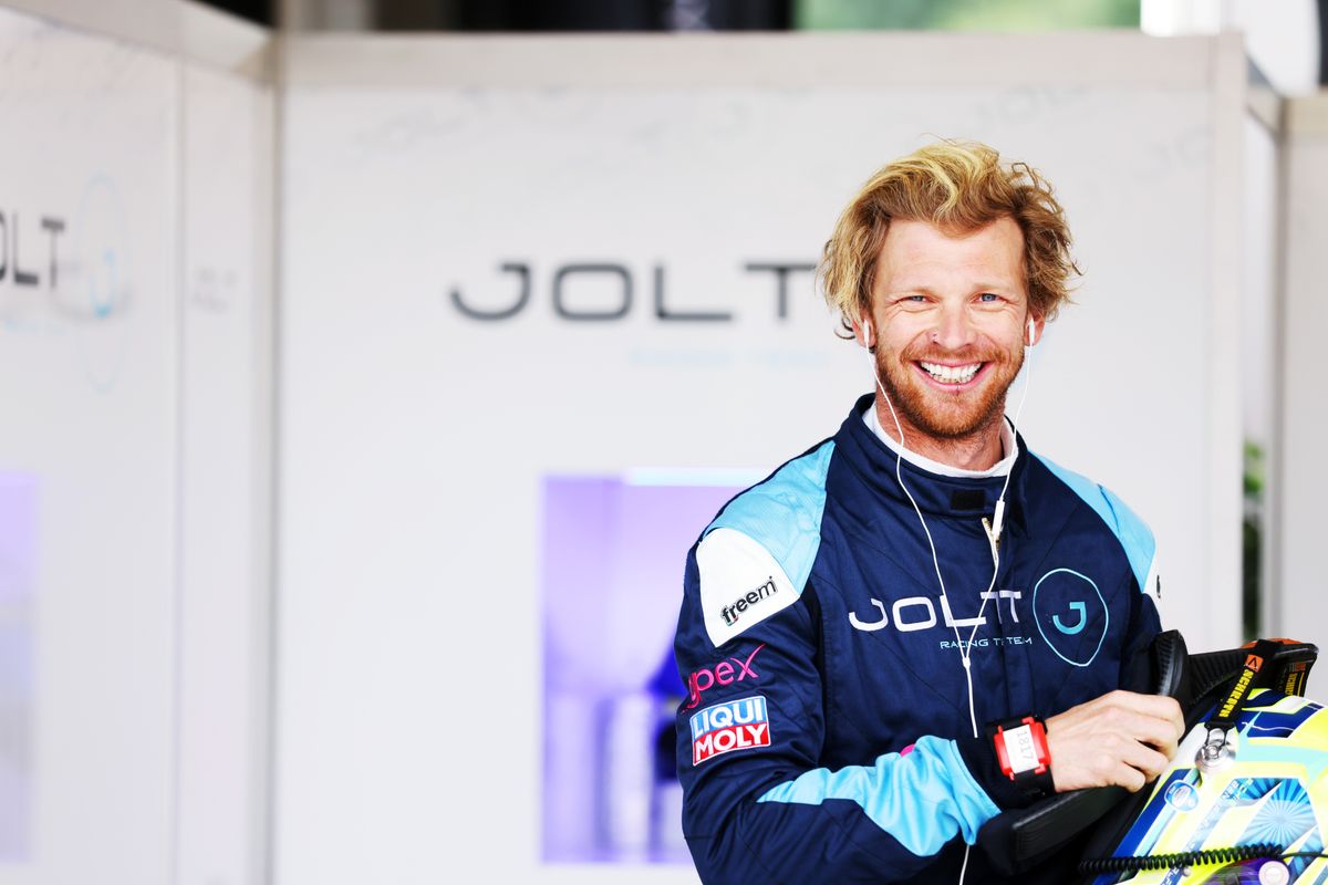 gallery/22/images/6144ca4b-1d0a-43b1-a9ae-94445c79d559/joltracing-brandshatch-0022.jpg