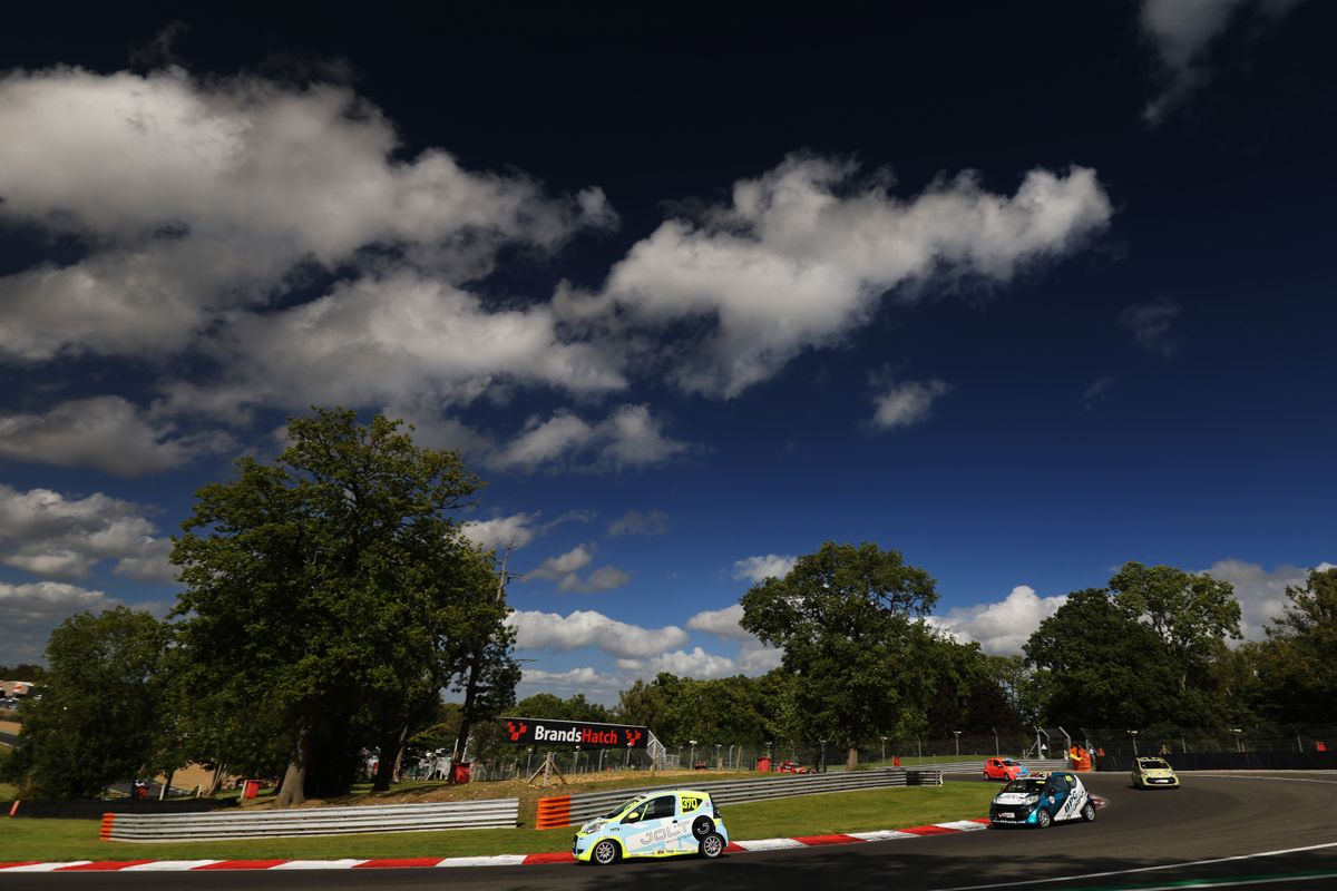 gallery/22/images/6f2ffc41-ca81-408e-891d-8b34fd3c1b22/joltracing-brandshatch-0105.jpg