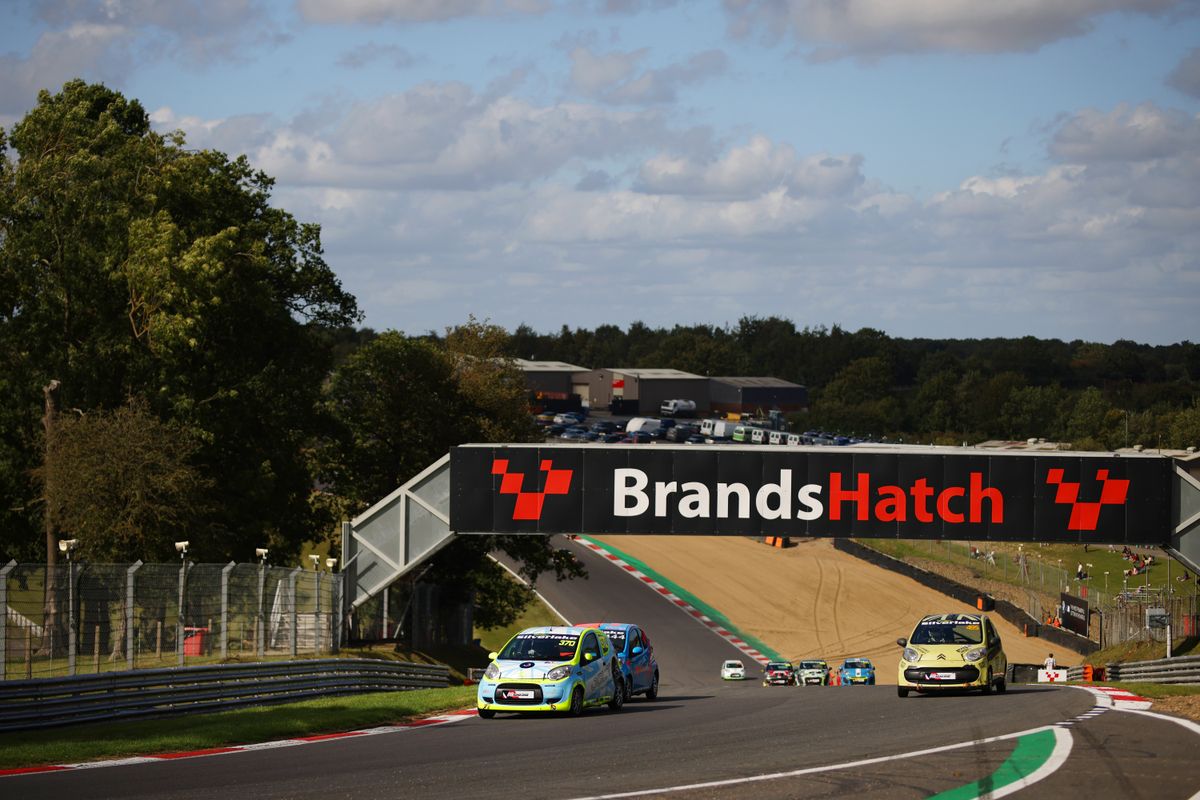 gallery/22/images/da87587d-c522-421e-8b68-e152e0c22842/joltracing-brandshatch-0107.jpg